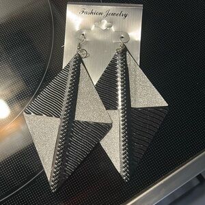 2 pairs of brand new earrings